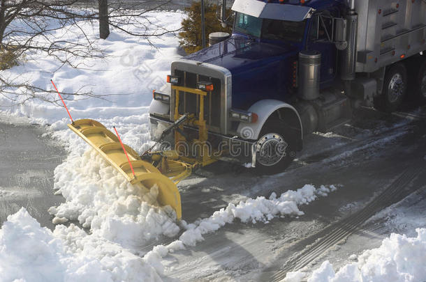 卡车在街上铲雪