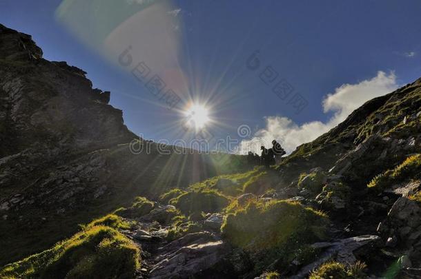 登山旅游者的剪影