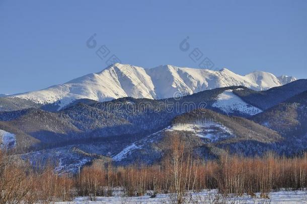 冬季风平浪静的雪山景观