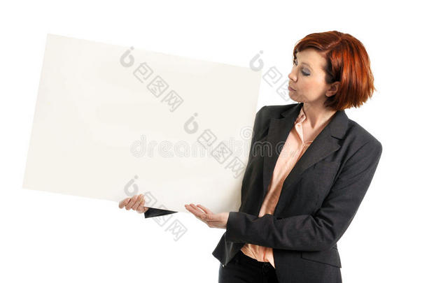 快乐忙碌的女商人手拿空白纸板招牌复印空间