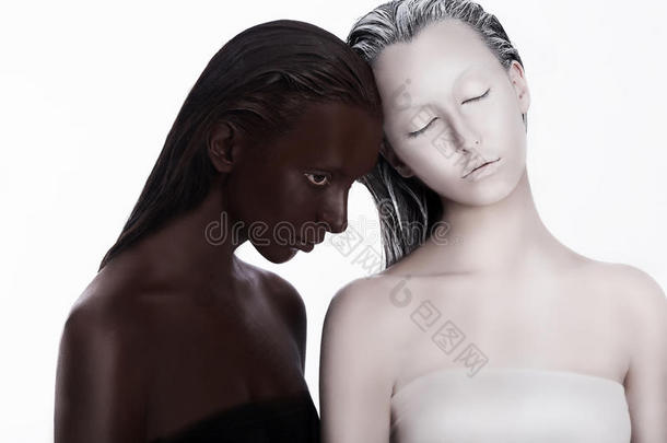 多元种族多元文化概念。种族。女人们都是棕色和白色的。<strong>奉献</strong>