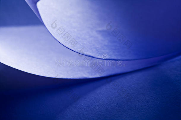 纸张背景上蓝色纸张的宏、抽象、背景图片