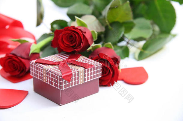 红礼盒和红玫瑰