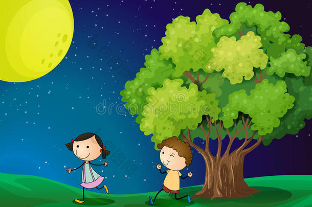 一个女孩和一个男孩在明亮的满月下玩耍