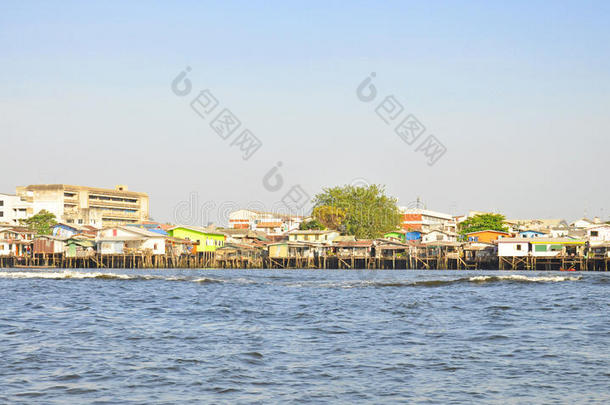 湄南河沿岸的房屋。