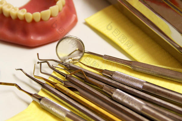 <strong>口腔门诊</strong>牙科工具的组合