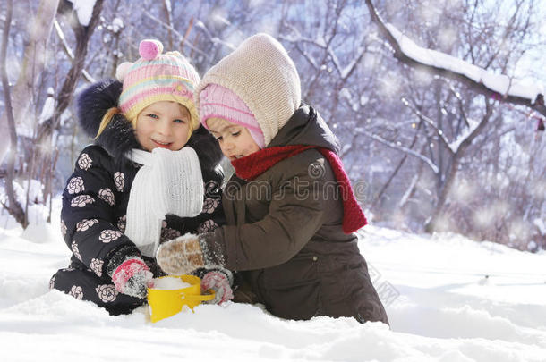 快乐的女孩在雪地公园玩耍