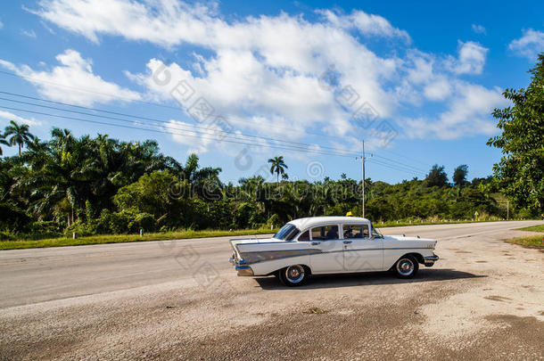 古巴出租车在哈瓦那附近的一个<strong>休息区</strong>