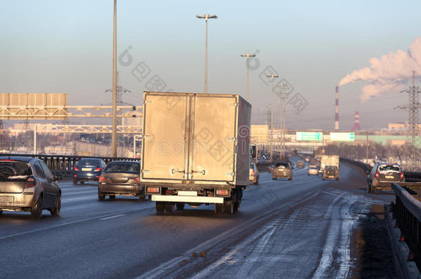 冬季日落时公路上<strong>行驶</strong>的<strong>卡车</strong>和汽车