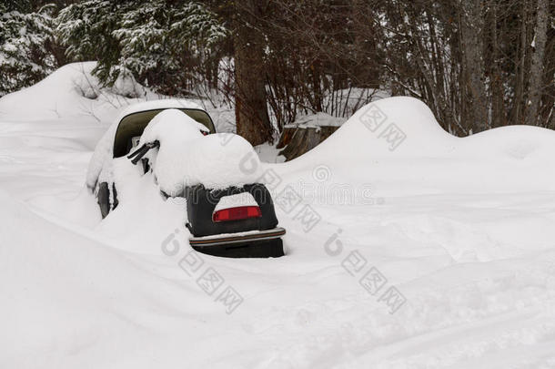 旧雪地车陷在雪地里