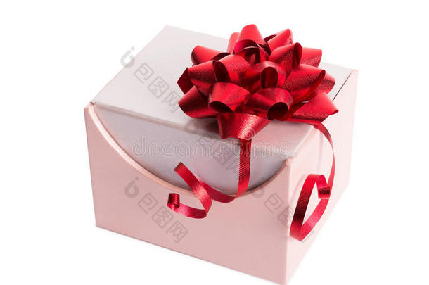 <strong>粉色礼品盒</strong>，带红色丝带和蝴蝶结