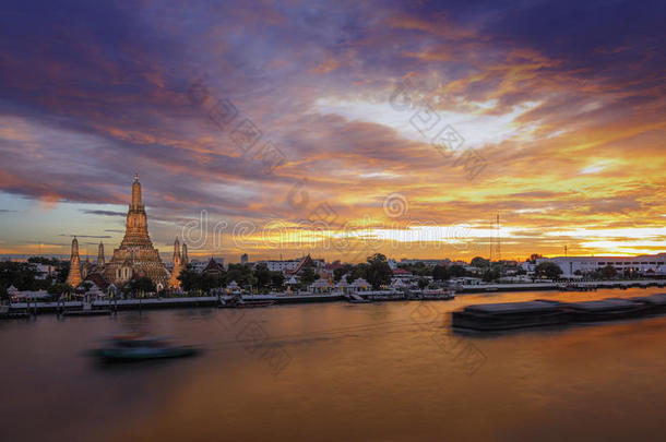 湄南河沿岸美丽的寺庙（曼谷的湄南河）