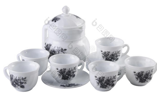 茶壶套装，白底瓷茶壶和茶杯。