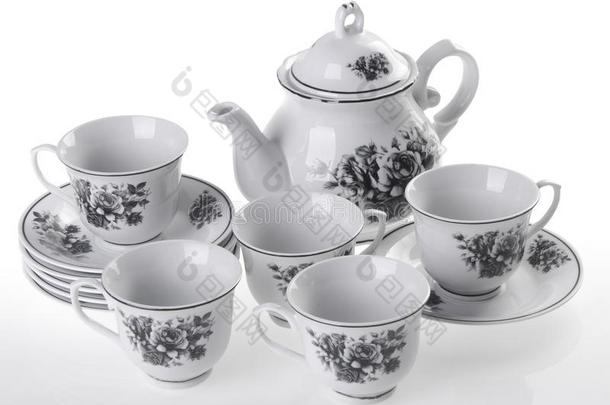 茶壶套装，白底瓷茶壶和茶杯。