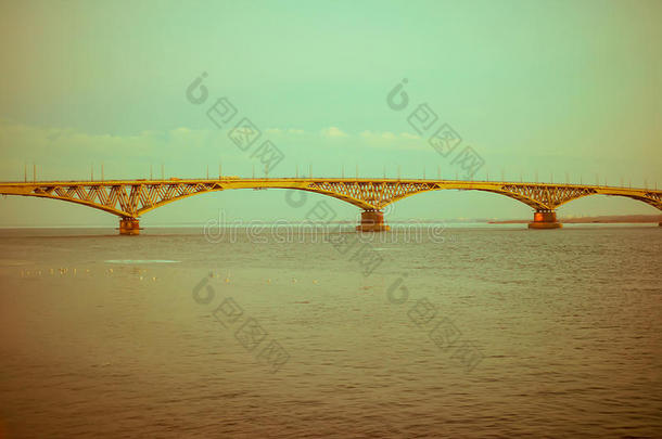 这座桥穿过伏尔加河，风景优美。