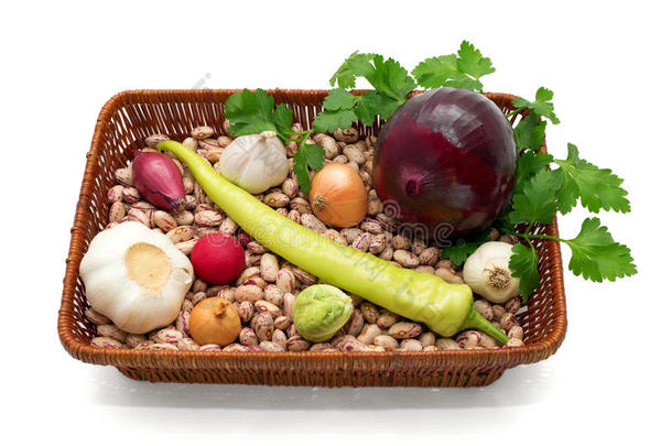 一篮子豆子、洋葱、大蒜、青椒、萝卜、卷心菜和欧芹
