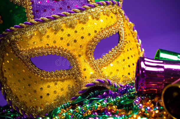 紫色背景上的狂欢节或狂欢节面具