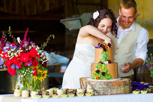 新郎新娘切结婚蛋糕