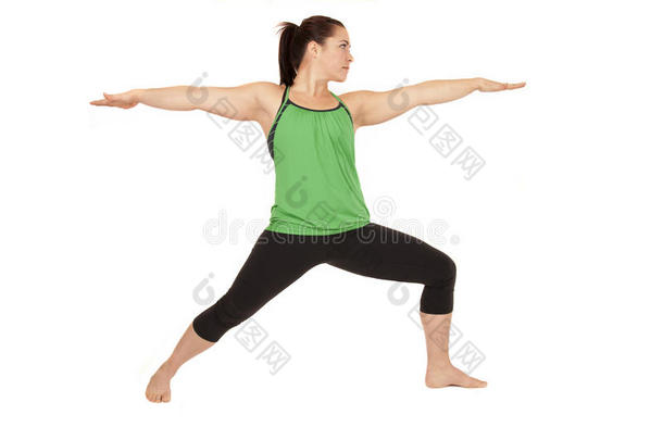 做瑜珈姿势的女人叫战士伸出双臂