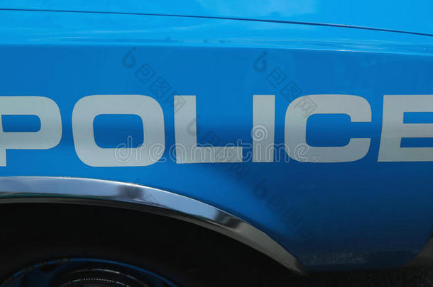 纽约警察局普利茅斯警车上的警察标志