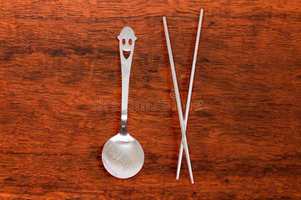 不锈钢汤匙和筷子