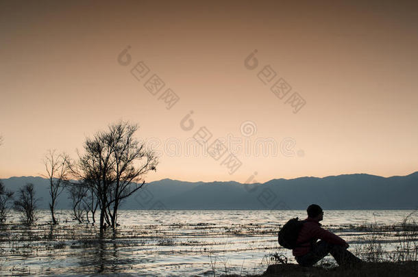 男人坐在洱海边