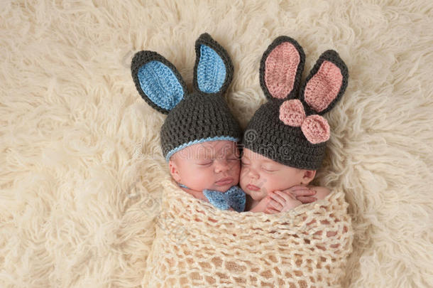 穿着兔子服装的双胞胎新生婴儿
