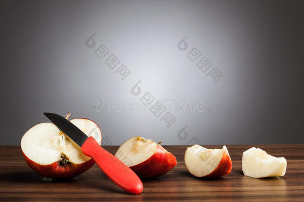 桌上的红<strong>苹果</strong>，有切片和刀，<strong>灰色</strong>背景