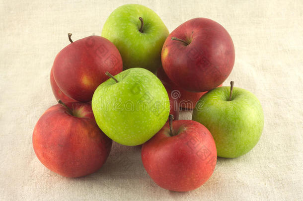 米色<strong>布</strong>特写镜头上成熟的红苹果和绿苹果