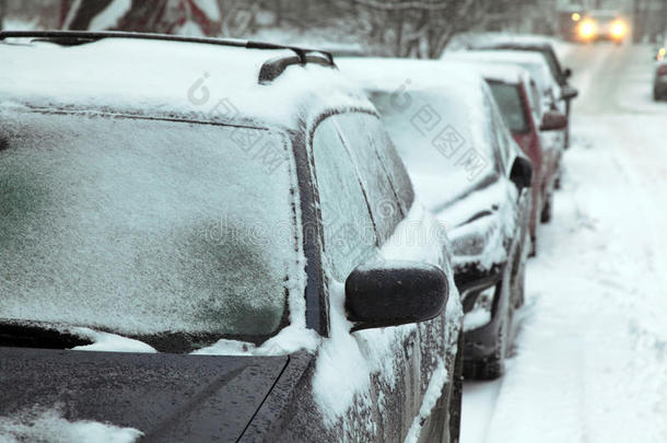 积雪覆盖的汽车