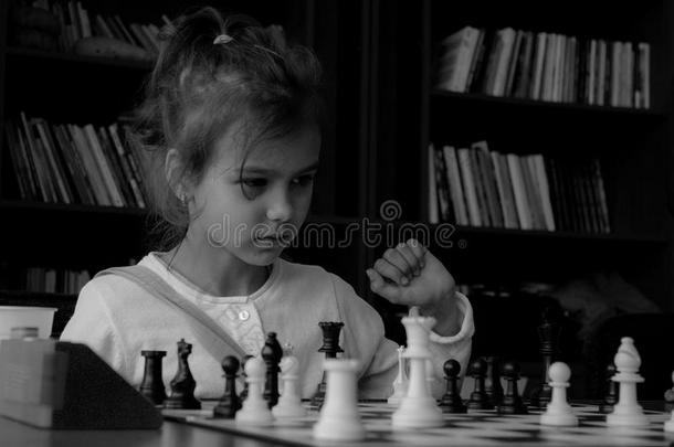 <strong>下象棋</strong>的女孩