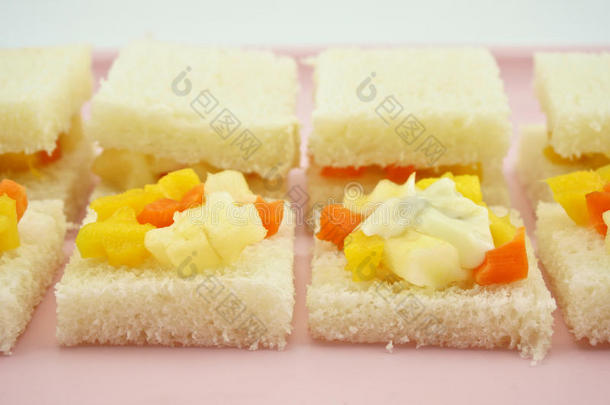小三明治芒果苹果胡萝卜黄瓜面包片奶油沙拉