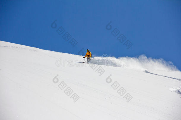 滑雪者在深粉，极端自由行