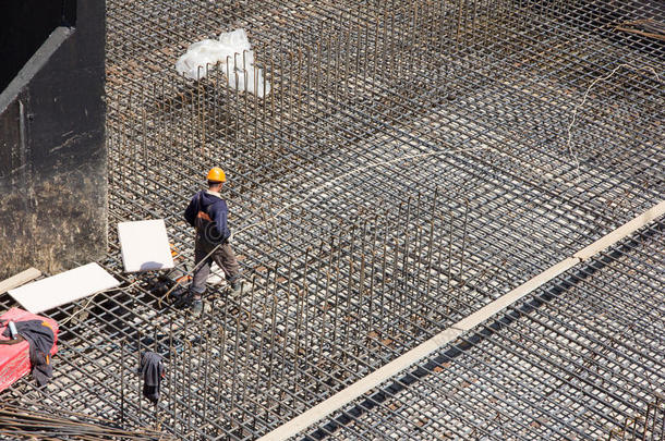 工人对混凝土基础进行加固