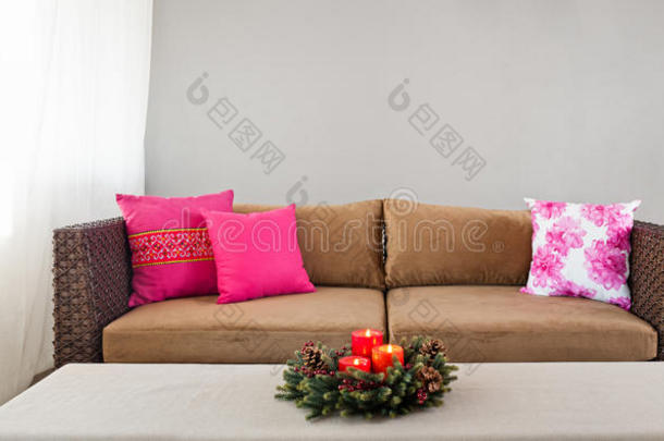 米色沙发，带迎宾花装饰