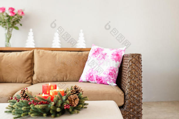 米色沙发，带迎宾花装饰