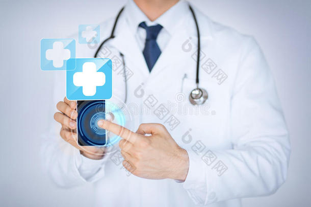 医生手持带有医疗应用程序的智能手机