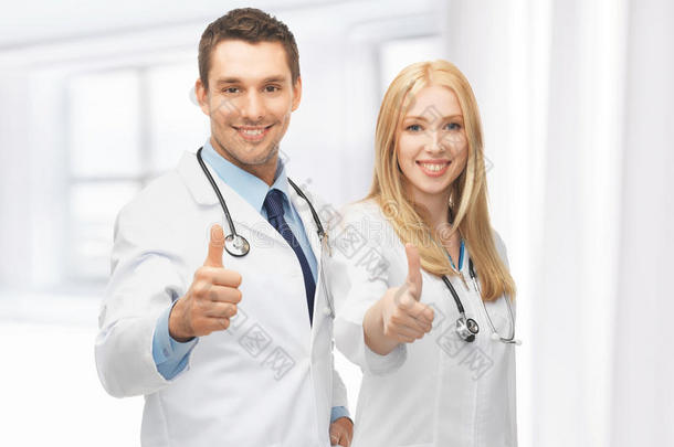 两个医生竖起大拇指组成的年轻队伍
