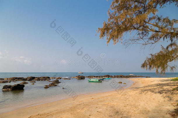 越南富国海滩上的石头和渔船