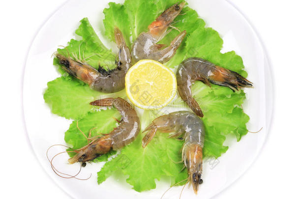 生虾配生菜和柠檬。