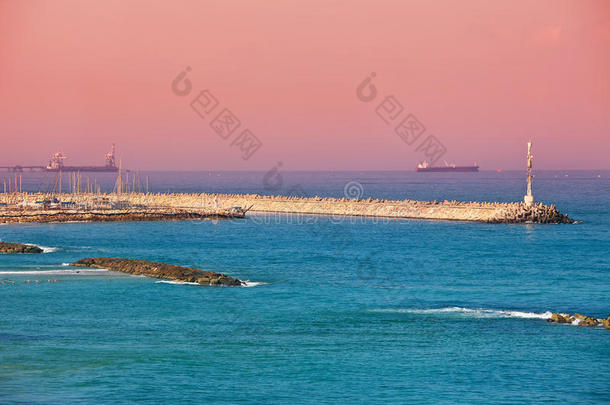 以色列阿什基隆地中海上的码头和灯塔。