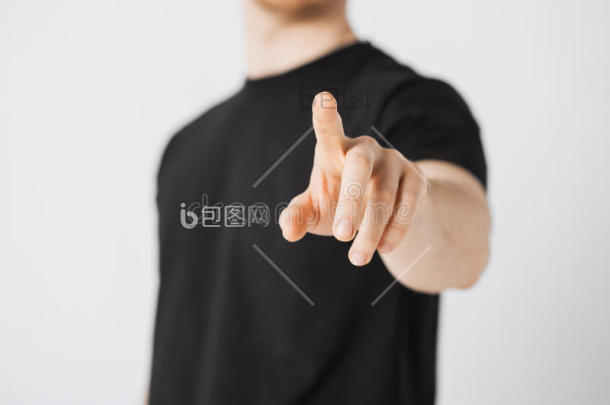 用手指指着你的人图片-包图网企业站