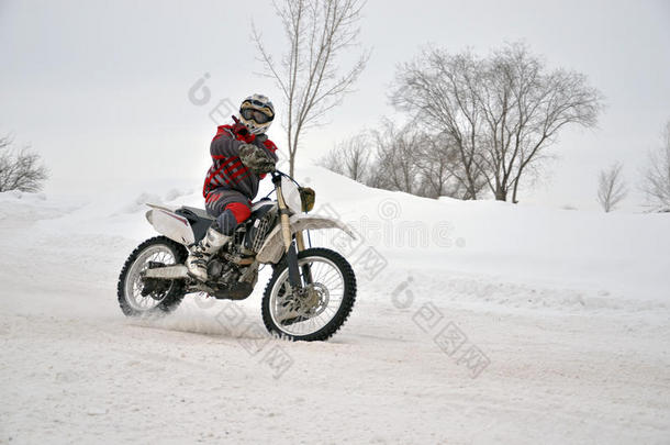 <strong>雪地</strong>上的摩托车越野，司机在<strong>雪地</strong>上单臂驾驶摩托车