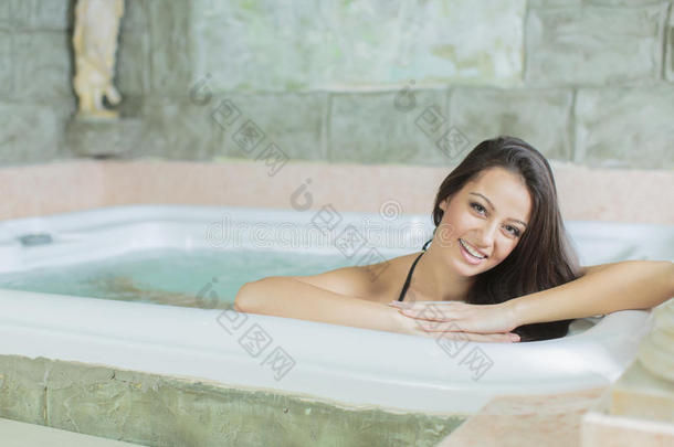 在<strong>热水浴缸</strong>里放松的女人