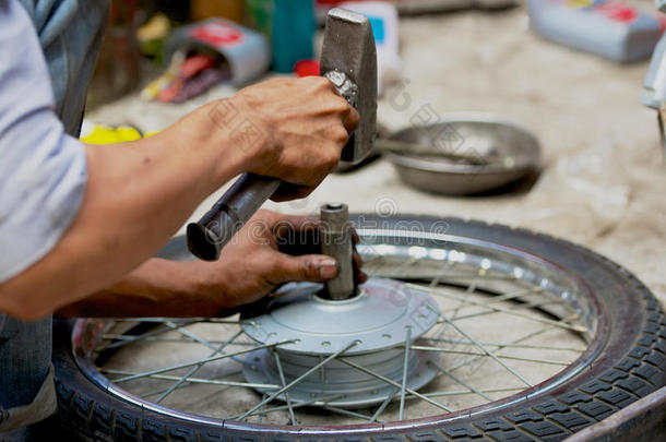 街头摩托车车轮的手工修理