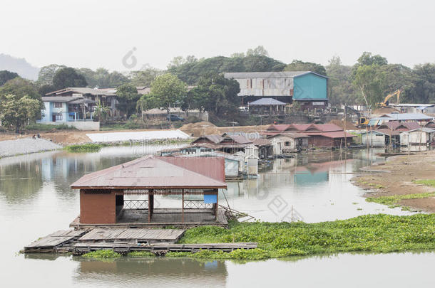 泰国Uthaitani的浮动房屋