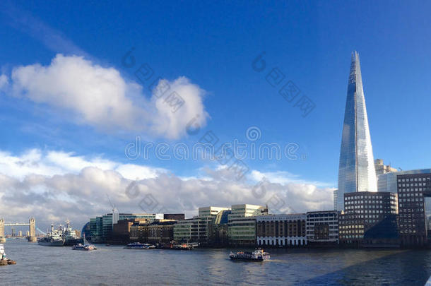 3月16-13日，伦敦天际线穿过伦敦大桥和塔桥，倒影云彩摩天大楼泰晤士河
