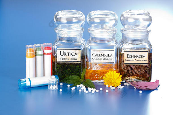 各种瓶装植物提取物和顺势疗法药物