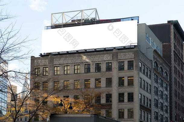 白色大广告牌和防火台阶