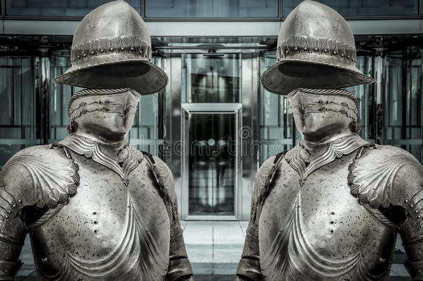保护商业建筑的中世纪盔甲。<strong>防火墙</strong>保护的概念